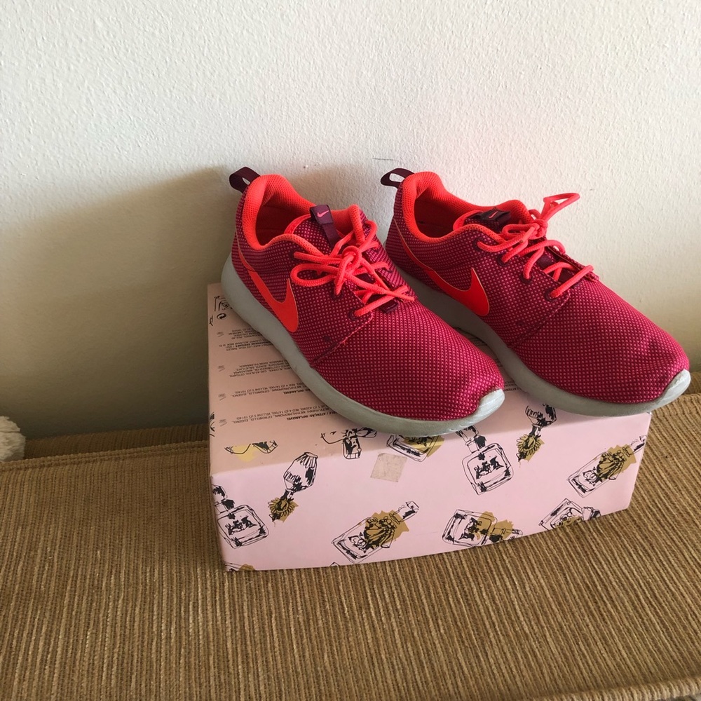 NIKE women’s sneakers, size 7